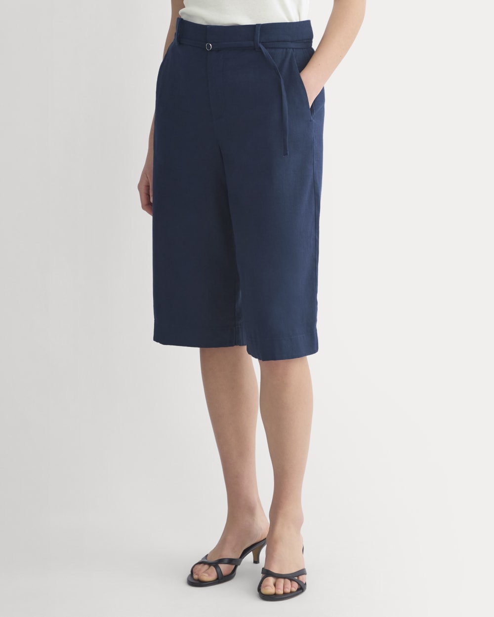 Long Tailored Short in Stretch Linen | Navy